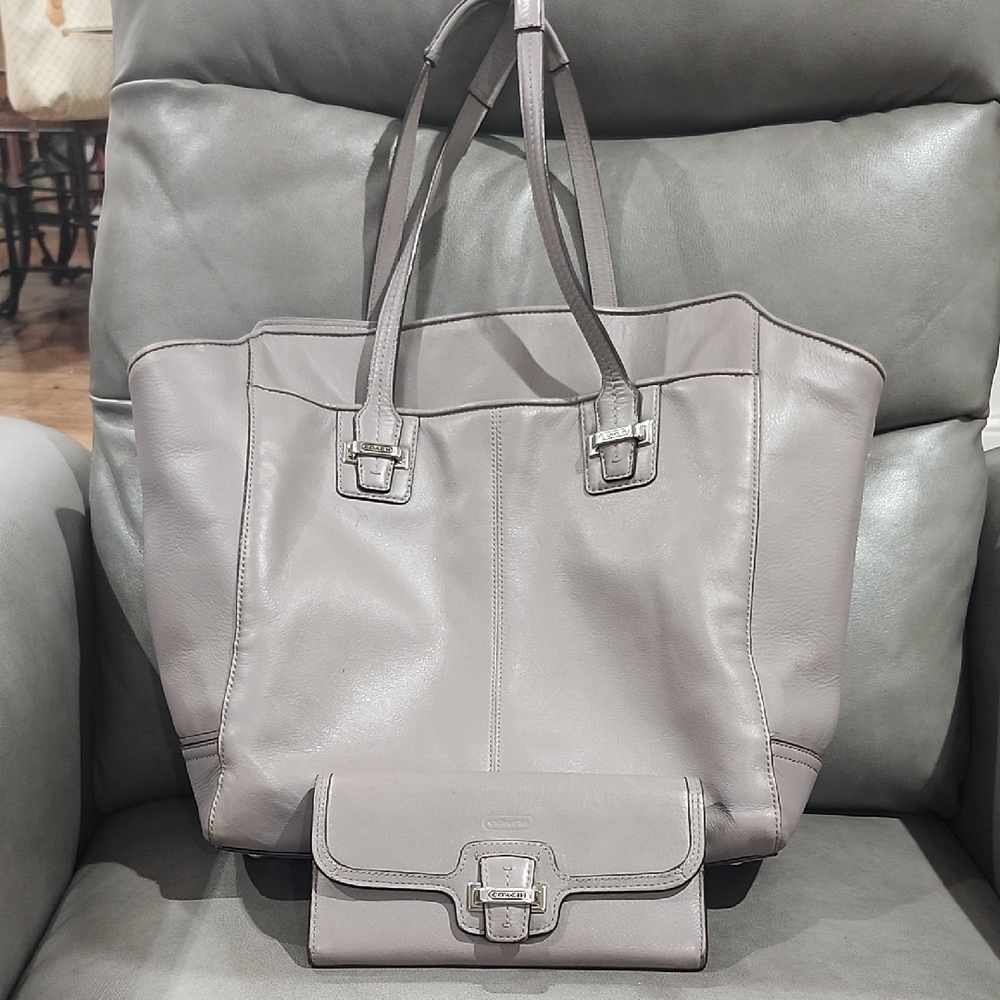 COACH LARGE TOTE AND MATCHING WALLET - Picture 1 of 12